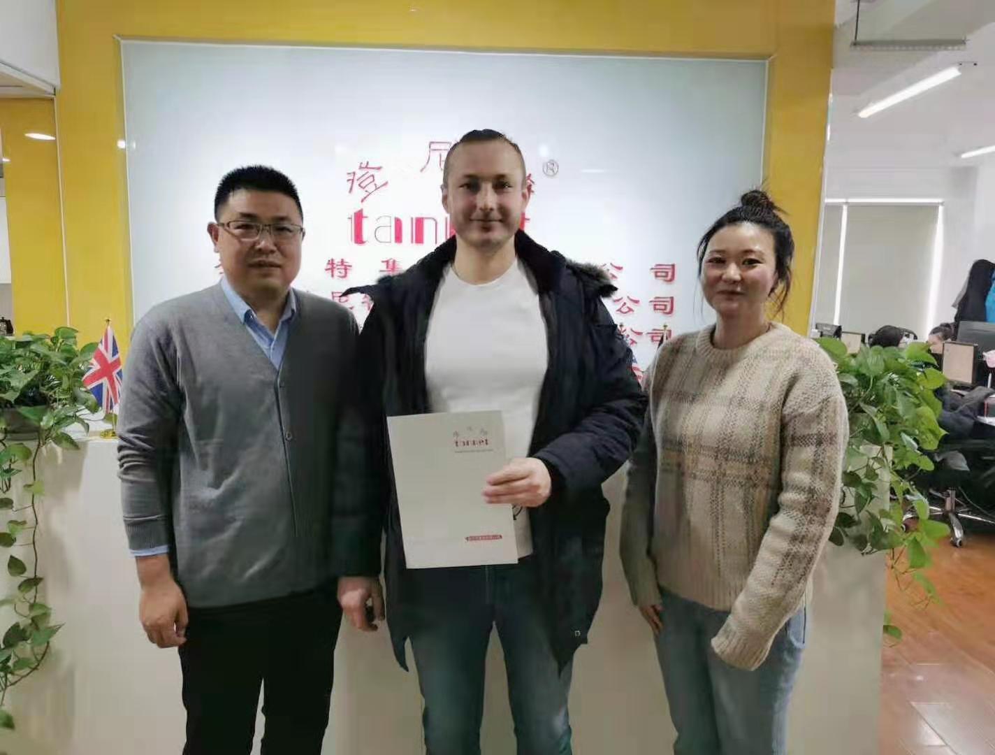 英国客商设立外资公司签约合影